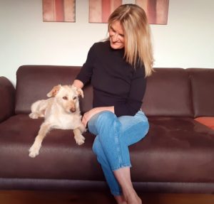 Besitzerin Hundesalon Golden mit ihrer Hündin auf der Couch im Salon in Haslach i.K, Ortenau, BaWü, Deutschland