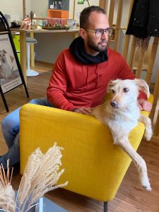 Herrechen und Hund sitzen entspannt im Sessel im Hundesalon Golden